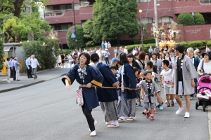 子ども達を先導して大変