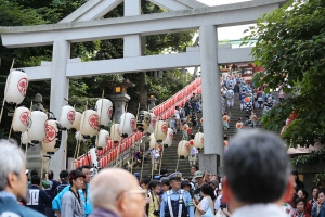 勇壮な宮入を下から見守ります