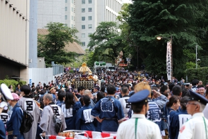 見物客と担ぎ手の凄い熱気