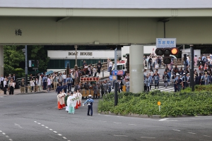 交叉点に神職と巫女の姿が