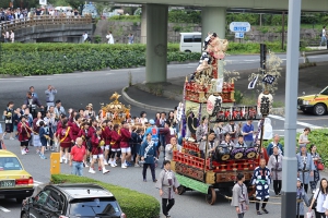 山車に続く神輿