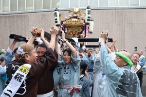 町内渡御　神輿を差す