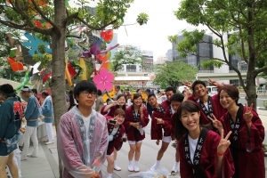 給水係など大活躍の上智大学生さん